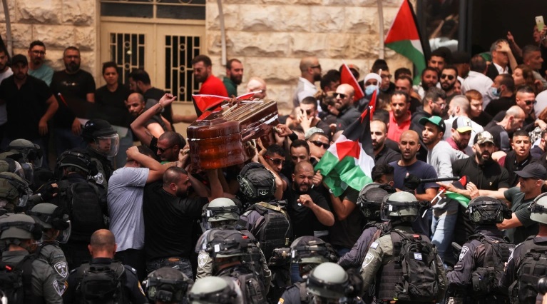 هل تُسقط جنازة "أبو عاقلة" حكومة إسرائيل؟