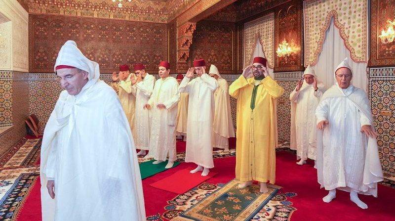 الملك يؤدي صلاة عيد الفطر وسط الإجراءات الاحترازية وبحضور محدود