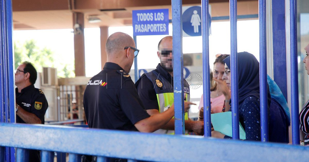  قبل ساعات من فتح الحدود أمامهم.. أكثر من 3800 من العاملين العابرين لحدود سبتة ومليلية عاجزون عن تجديد تصاريحهم 