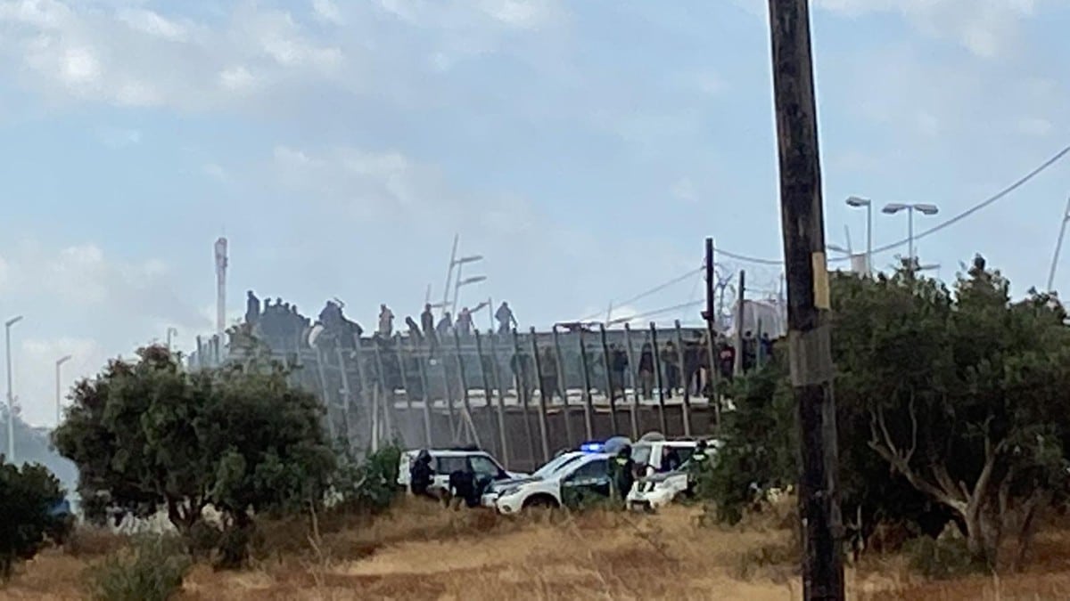 هجوم هو الأخطر منذ إعادة فتح الحدود.. المئات من المهاجرين يقتحمون سياج مليلية وإصابة 116 عناصر أمن مغربي