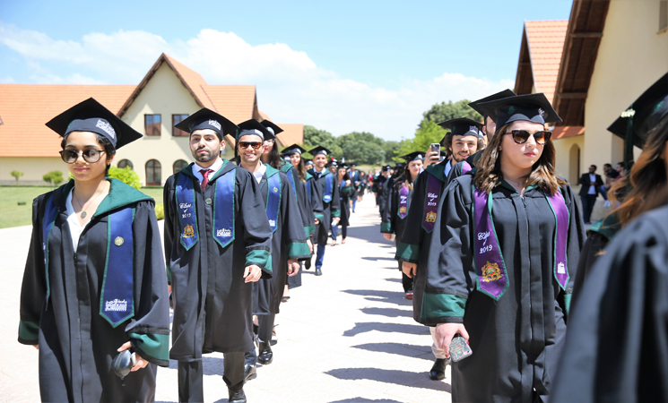  بعد سنتين من الجائحة.. جامعة الأخوين بإفران تحتفي بخريجي أفواجها 