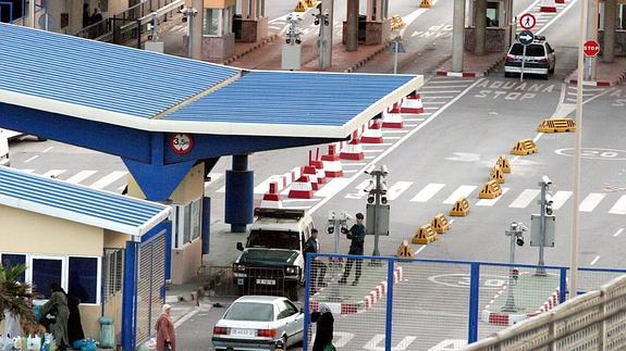  الحزب الشعبي يطالب الاتحاد الأوروبي بالتدخل لدفع المغرب وإسبانيا لإعادة فتح الجمارك التجارية في معبري سبتة ومليلية 