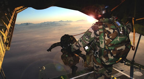 القوات المسلحة الملكية والجيش الأمريكي يعلنان عن تنفيذ إنزال جوي عبر المظلات بمنطقة "المحبس" في الصحراء المغربية