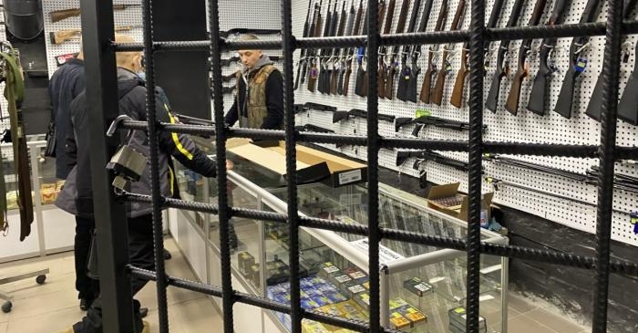 الملك يصادق على مشروع القانون المتعلق بالأسلحة النارية.. إجراءات جديدة يُضيِّق بها المغرب الخناق أكثر على "رصاص الخواص"