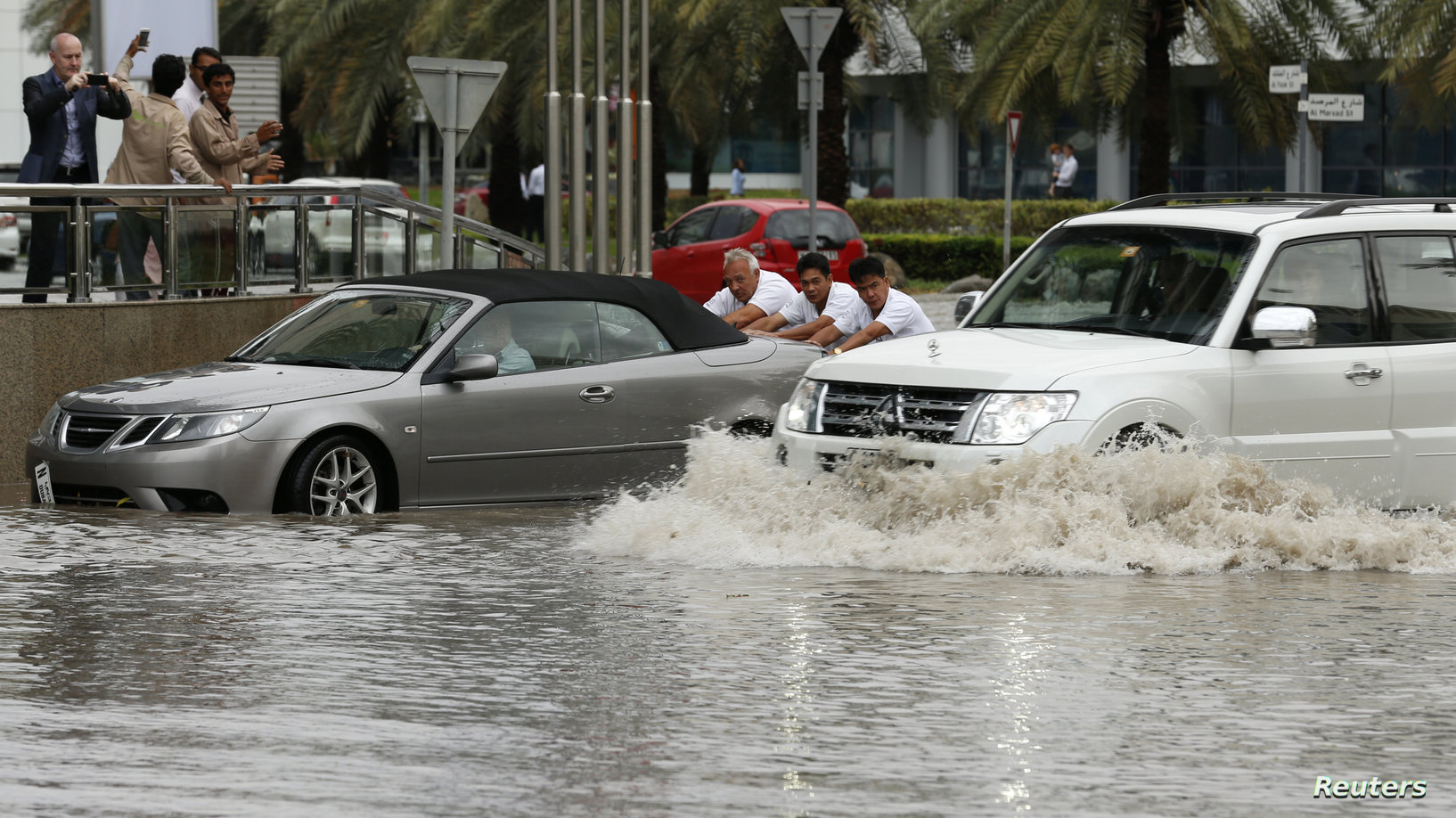 أمطار طوفانية بالإمارات تتسبب في فيضانات وأضرار مادية كبيرة في إمارتي الشارقة والفجيرة