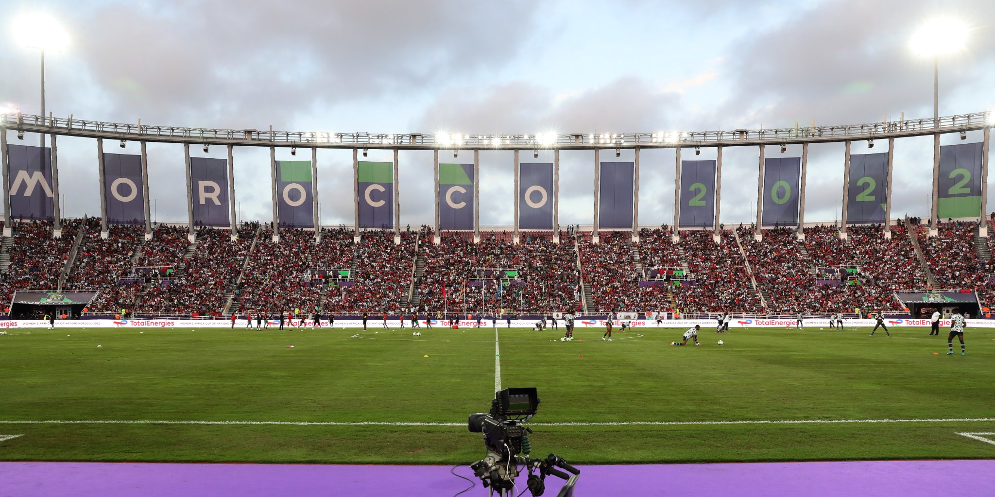  جماهير بالآلاف تتوافد على مركب "مولاي عبد الله" بالرباط لتشجيع المنتخب النسوي في نهائي كأس أمم إفريقيا للسيدات 