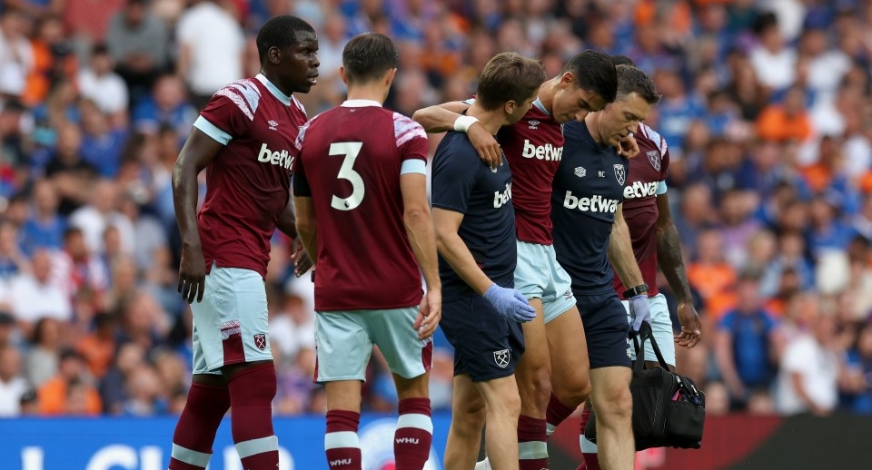 نادي وست هام الإنجليزي يؤكد نجاح جراحة أكرد ويفضل "عدم التعليق" على مدة غيابه عن الملاعب