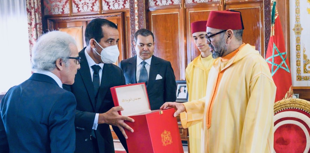  والي بنك المغرب ينتقد حكومة أخنوش أمام الملك محمد السادس.. ويَصفها بـ"الفاقدة للشفافية" والتواصل والوضوح 