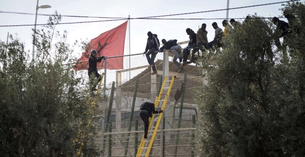  محكمة مغربية تقضي بسجن 15 مهاجرا سودانيا بين سنتين و3 سنوات في ملف اقتحام السياح الحدودي لمليلية 