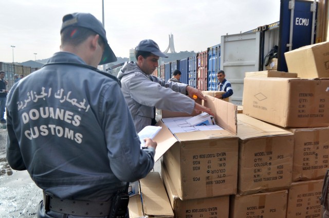  بسبب موقف مدريد من الصحراء.. الجزائر تقرر المُضي في منع البضائع القادمة من إسبانيا مع "استثناءات" 