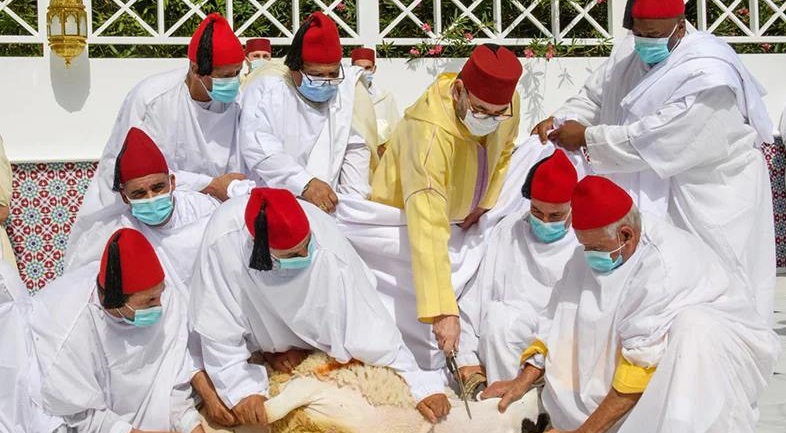 الملك محمد السادس يؤدي صلاة عيد الأضحى ويقوم بنحر أضحية العيد