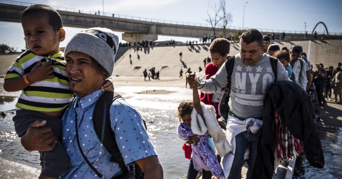 خلال شهر واحد.. أزيد من 240 ألف مهاجر غير نظامي يعبرون الحدود المكسيكية الأمريكية