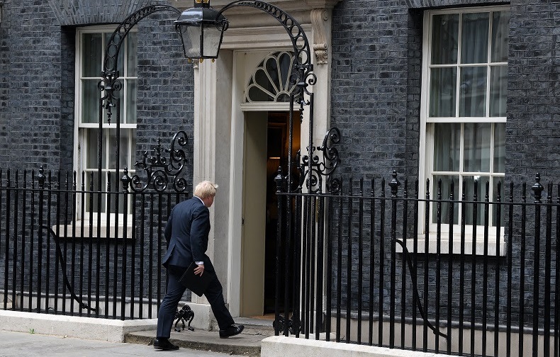  البريطانيون يديرون صفحة بوريس جونسون 