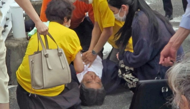 مقتل رئيس الوزراء الياباني السابق عقب تعرضه لإطلاق النار بحسب وسائل إعلام يابانية