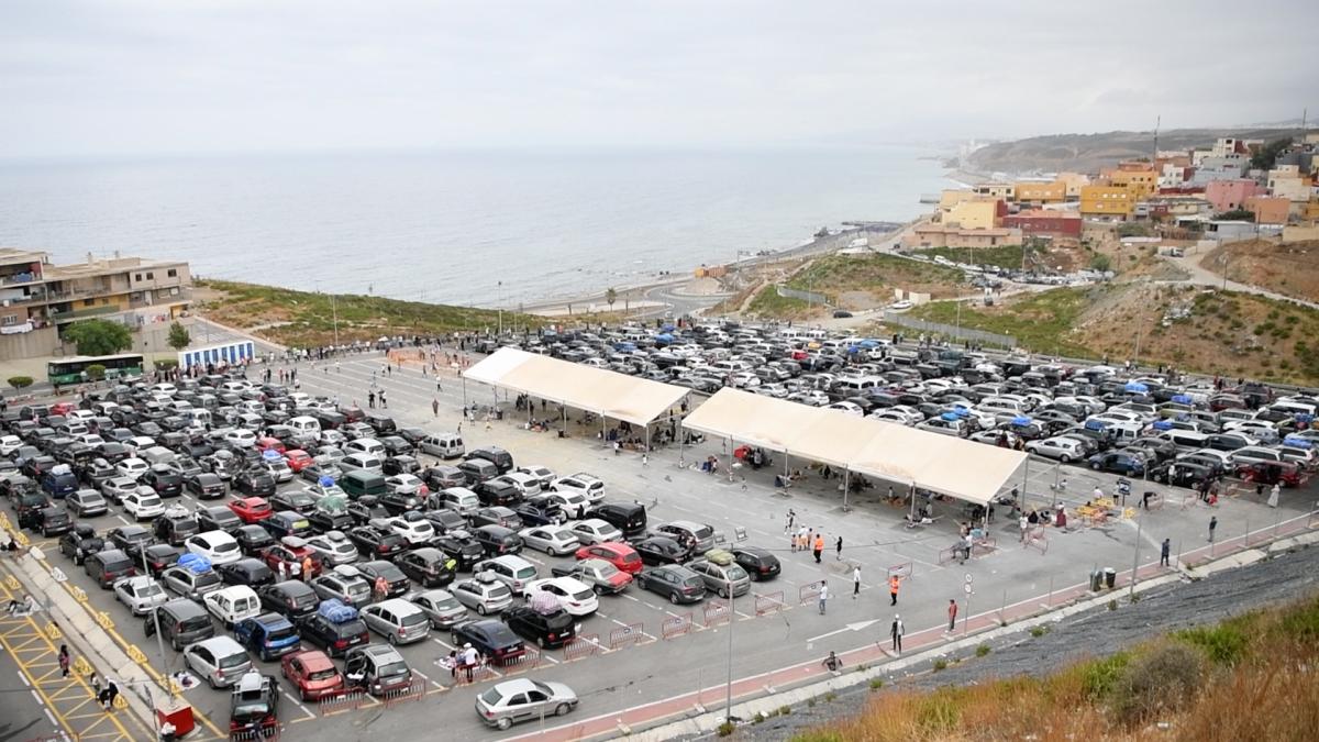  فوكس: المغرب دفع جاليته للعبور من سبتة لإغراقها في المشاكل.. وما يجري دليل على استسلام إسبانيا 