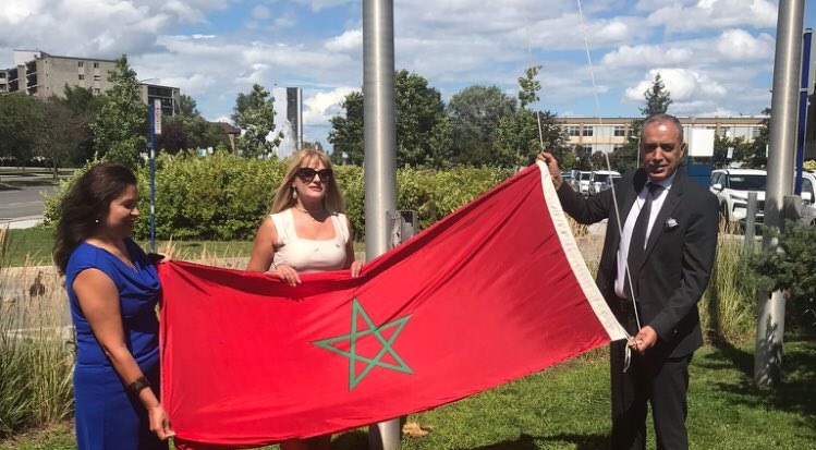 رفع العلم المغربي بمناسبة ذكرى عيد العرش في مدينة لافال الكندية