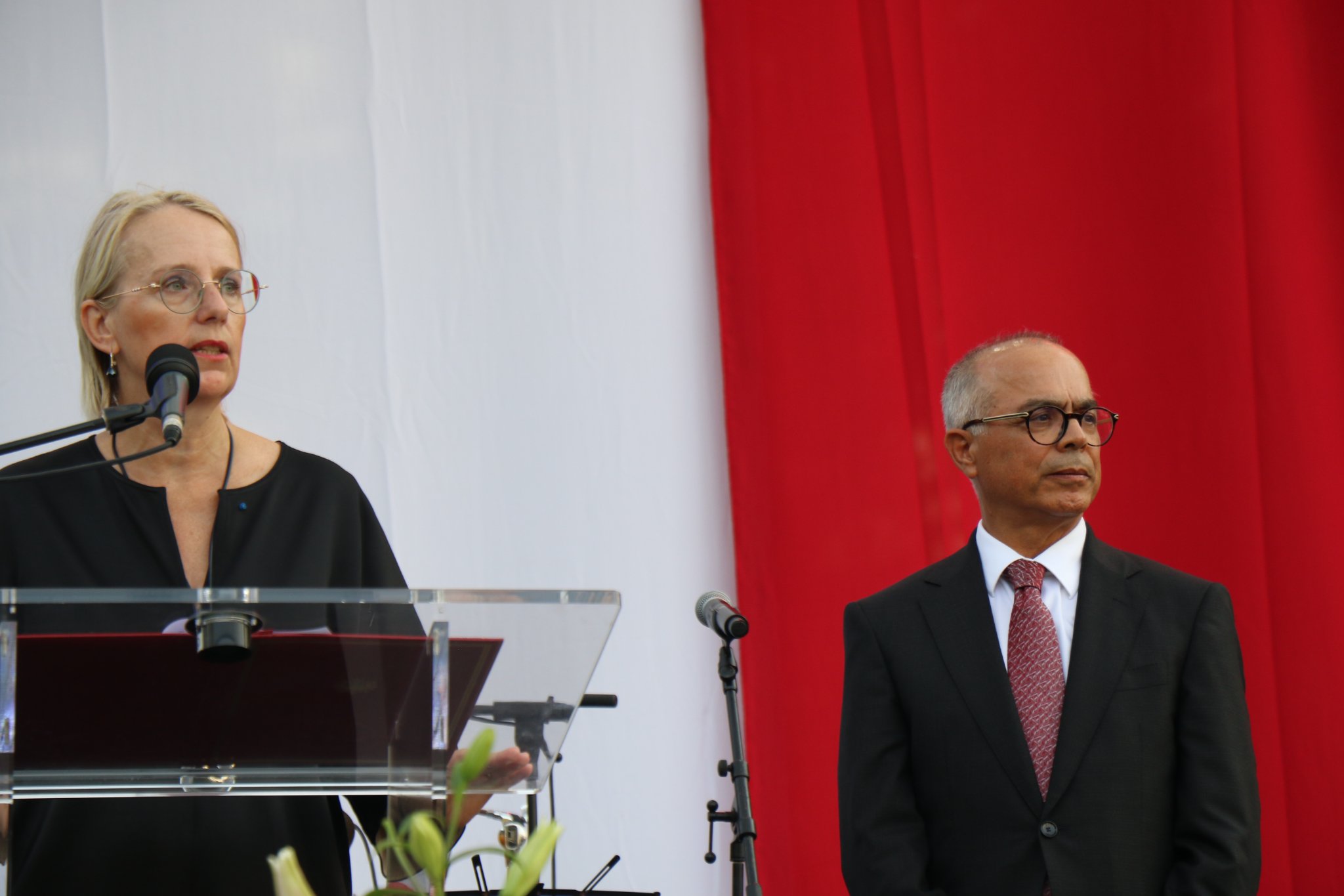 موجة انتقادات وسُخرية تطال سفيرة فرنسا بالمغرب بعدما اعتبرت أن تسليم التأشيرة للرابور "طوطو" إنجاز يستحق الإشادة !