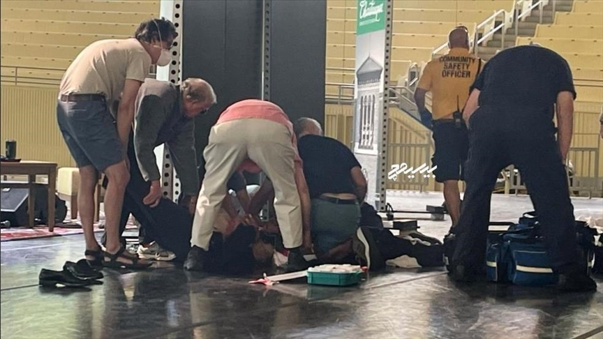 صاحب كتاب "آيات شيطانية" الكاتب سلمان رشدي يتعرض للطعن بسكين بنيويورك