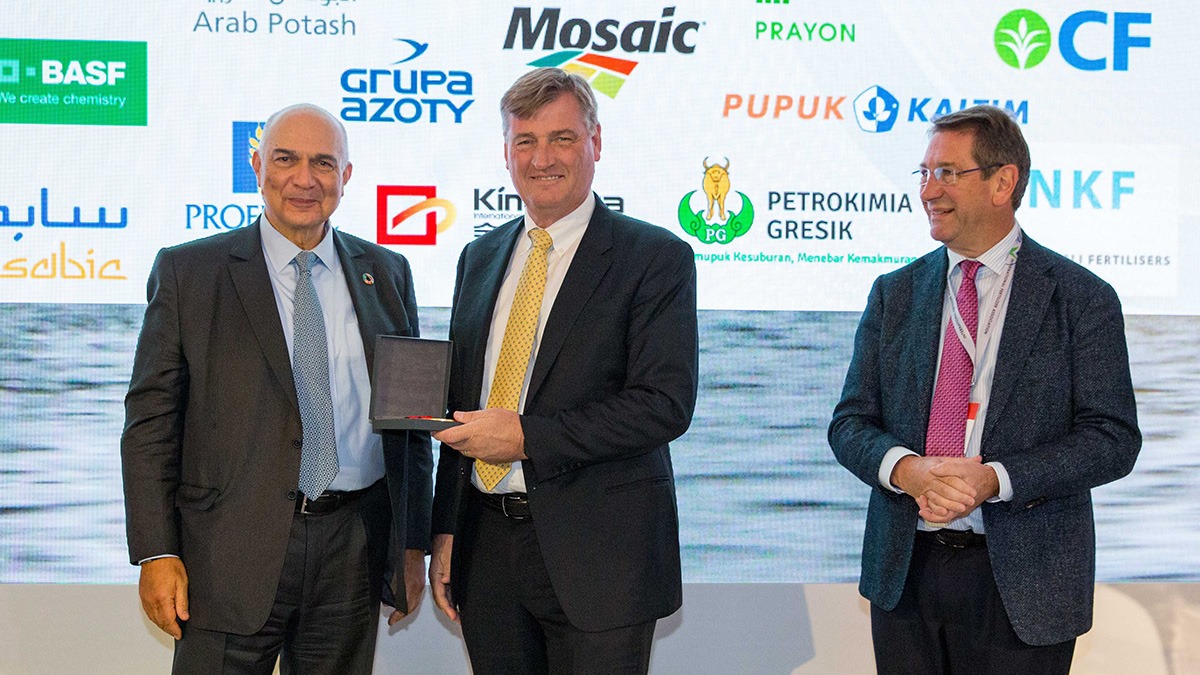 تسريبات تكشف "الضغوطات" التي مورست لفرض رسوم على وارادت الفوسفاط المغربي ونتائجها السلبية على أمريكا