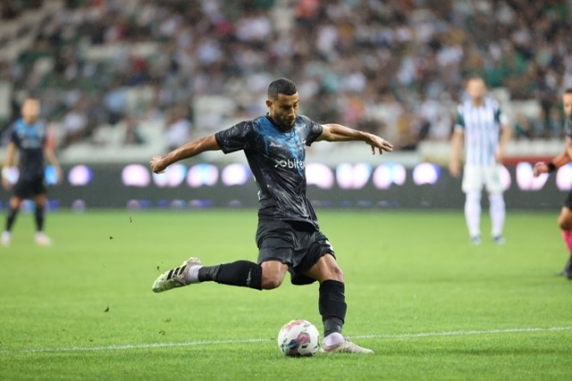 بالأرقام ومعيار الجاهزية.. ألا يستحق بلهندة تذكرة العودة لحمل قميص "الأسود"؟