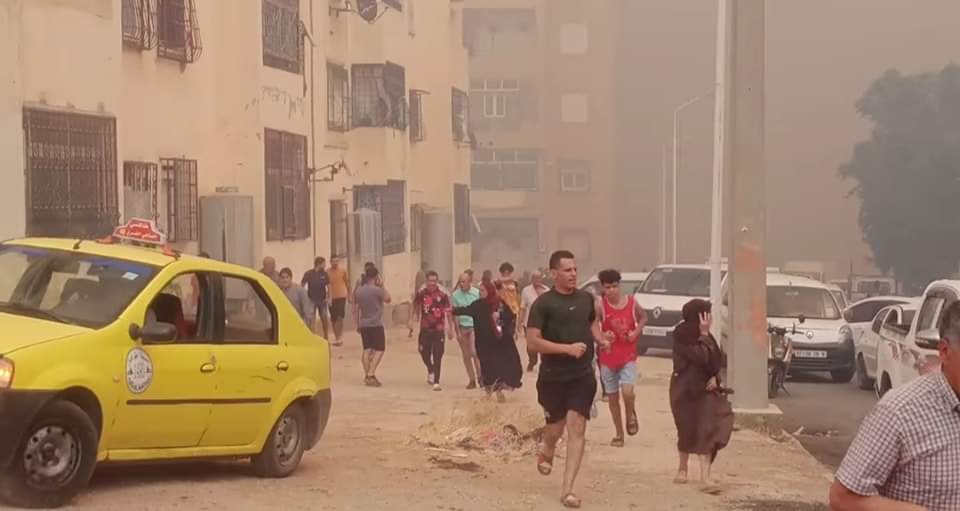 النيران تحاصر أزيد من 500 مسكن ومئات المواطنين في "ولاية سوق أهريس" الجزائرية