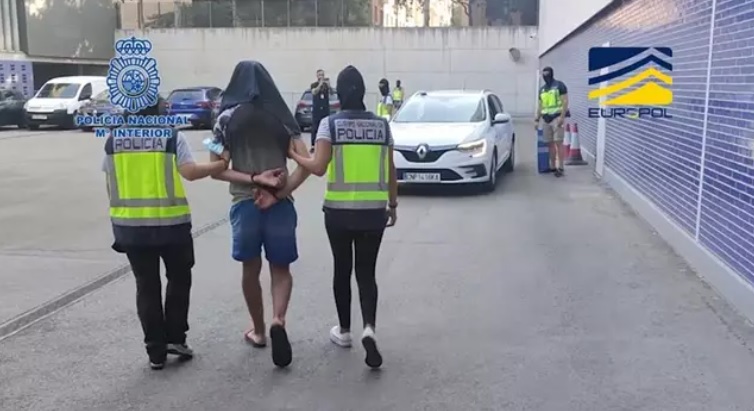 بتنسيق مع المخابرات المغربية والـFBI.. إسبانيا تُعلن عن اعتقال "جهادي" مُدرّب على القتال