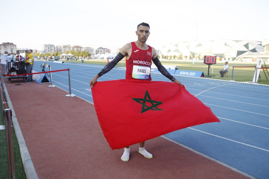  العداء المغربي محمد فارس يفوز بالميدالية الفضية في مسافة 5000م ضمن ألعاب التضامن الإسلامي 