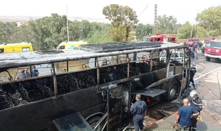 مصرع 8 أشخاص في حريق حافلة بالجزائر