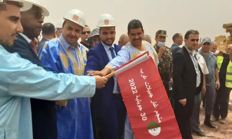  بعد أن خرقت اتفاق الاستغلال المشترك مع المغرب للانفراد به.. الجزائر مضطرة لتقاسم عائدات منجم "غارة جبيلات" مع 3 شركات صينية 