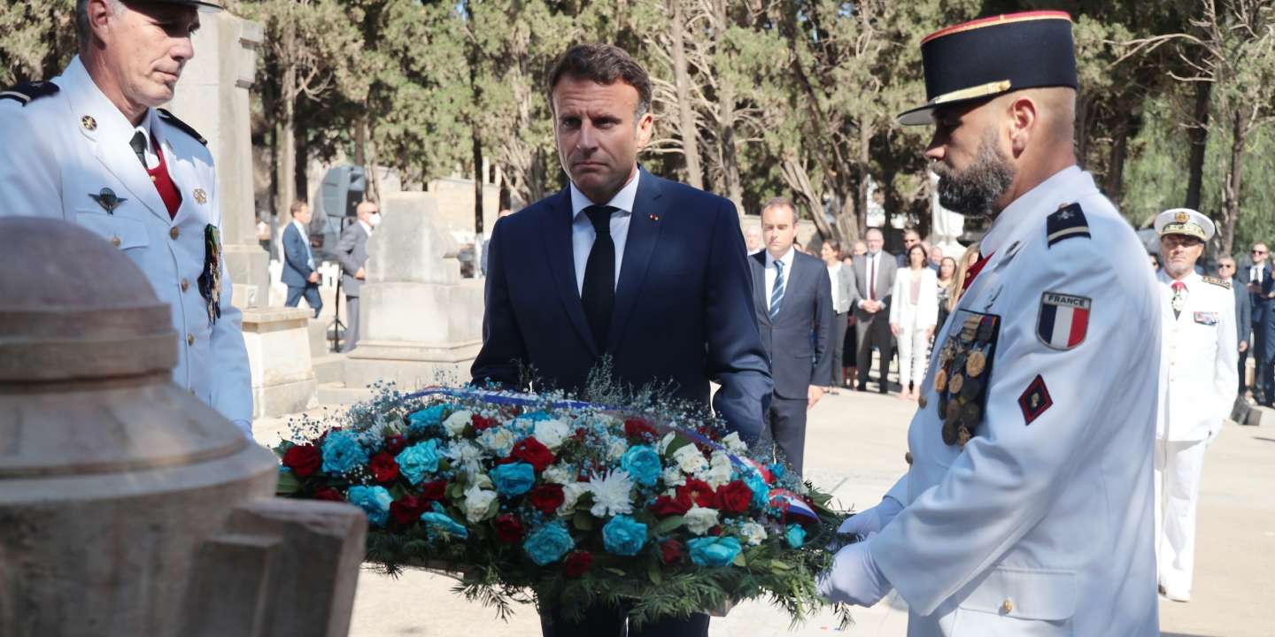  ماكرون يقوم بتكريم "الجنود الذين خدموا فرنسا في الجزائر" بوضع إكليل زهور على قبورهم مرفوقا بشخصيات يهودية 