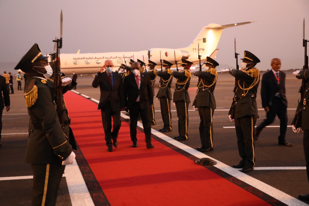  أخنوش يحضر حفل تنصيب الرئيس الأنغولي.. والجزائر تُرسل "ابن بطوش" على متن طائرتها للمشاركة في الحفل 