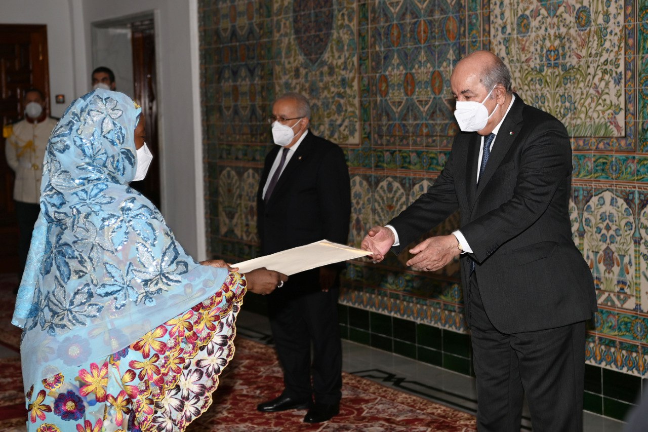 بعد توقيع مذكرة تفاهم لإنجاز أنبوب الغاز المغربي النيجيري.. تبون يسأل سفيرة أبوجا عن مصير خط الجزائر