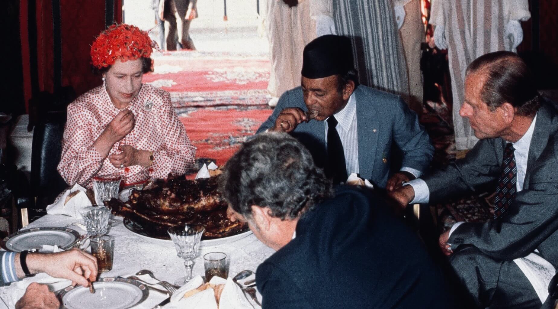 الملكة إليزابيث والحسن الثاني.. رحلة "جحيم" قادتها إلى المغرب انتظرت خلالها الملك ساعة كاملة، وكسّرت البروتوكول لتأكل بيدها