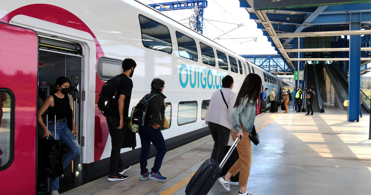 لتخفيف صعوبات العيش على مواطنيها.. إسبانيا تجعل السفر بالقطارات مجانا وتموّل قيمة التذاكر بِفرض ضرائب على البنوك وشركات الطاقة