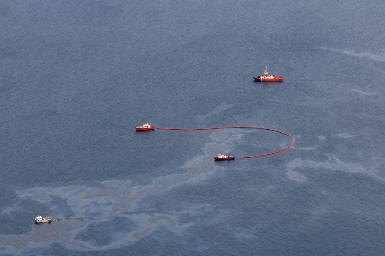  جنّبت مضيق جبل طارق كارثة بيئية.. فرق انقاذ بريطانية تنجح في "شفط" 80% من وقود سفينة الشحن الغارقة 