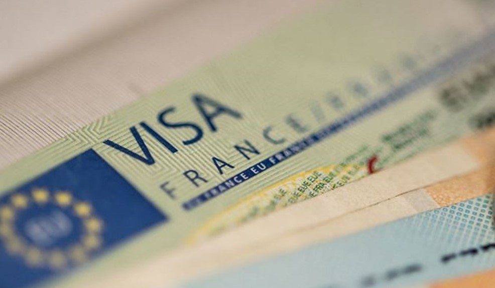 فرنسا ترفع الحظر الجزئي للتأشيرات على تونس.. والعلاقات مع المغرب تنتظر زيارة ماكرون