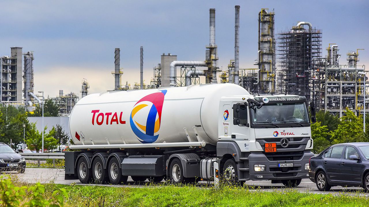  خاص - شركة "طوطال إينيرجي" الفرنسية تُفرغ خزاناتها من المحروقات في المغرب وتعيد تصديرها لحل أزمة الوقود بفرنسا 