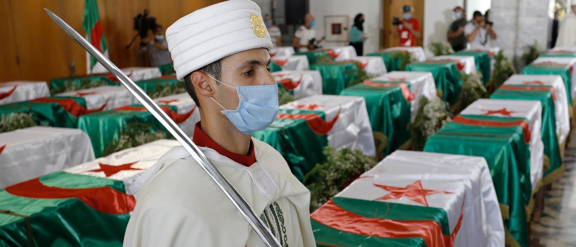  صحيفة ليبيراسيون: باتفاق مع النظام.. فرنسا تقرض جماجم لصوص إلى الجزائر لخمس سنوات قبل أن تعيدهم إلى متحف باريس! 