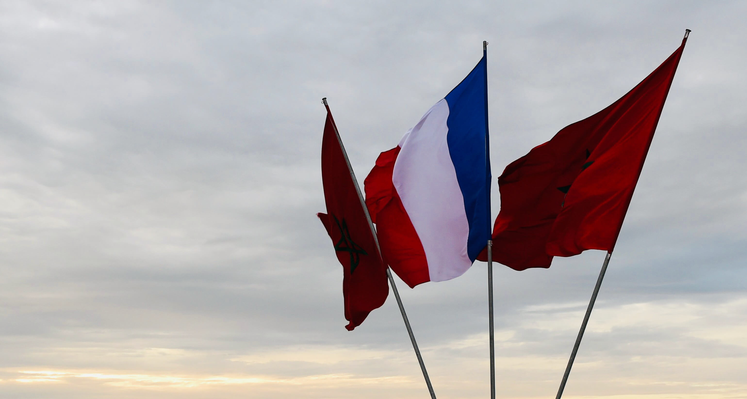 رصاصة فرنسية طائشة تصل إلى المغرب.. سفارة باريس في الرباط تتولى الرد على إلغاء CNEWS مقابلة مع فرحات مهني!