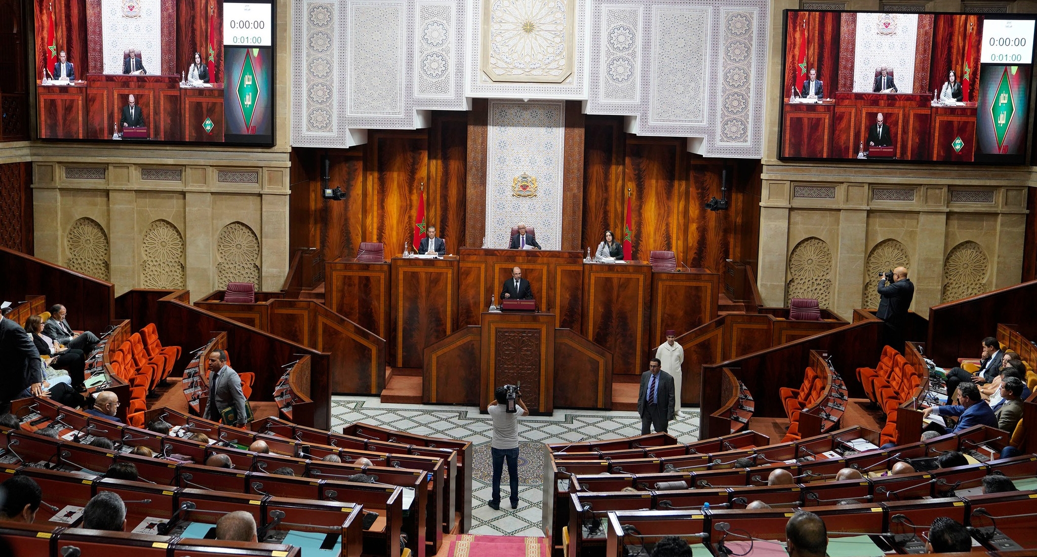 متجاهلين خطاب الملك أمامهم قبل 4 أيام فقط.. 234 نائبا يغيبون عن جلسة التصويت على مشروع ميثاق الاستثمار