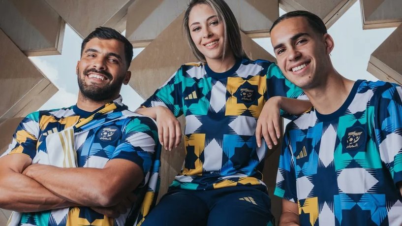 في بلاغ رسمي.. شركة "أديداس" تعتذر للمغاربة عن قرصنة موروثهم الثقافي في تصميم قميص المنتخب الجزائري