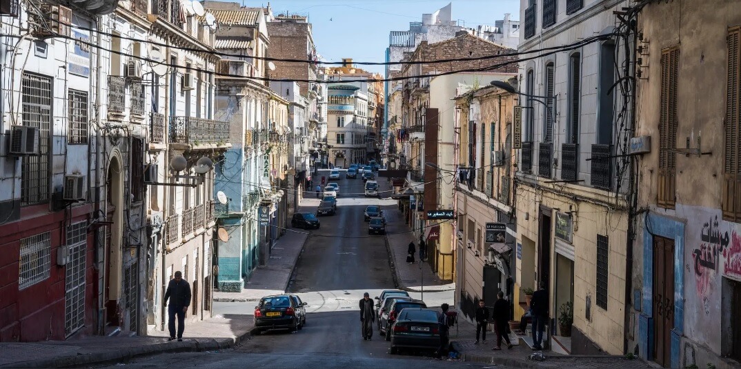 نيويورك تايمز: الغموض يَلف ماضي ومستقبل الجزائر.. والنظام السياسي جامد ومتحجّر مازال يَعيش في "زمن الحرب"