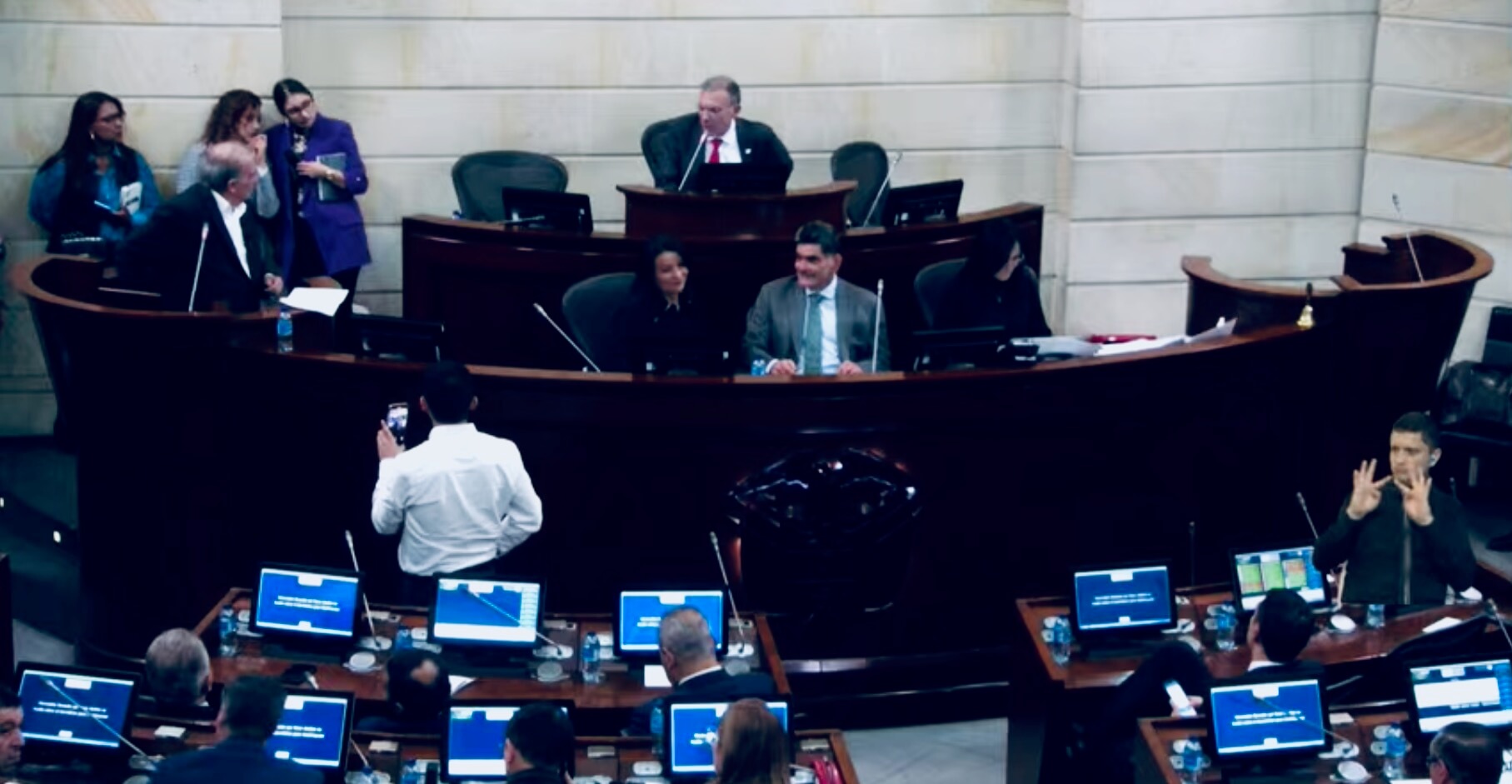  من بينهم أعضاء الحزب الحاكم.. أغلبية مجلس الشيوخ الكولومبي تطالب الحكومة بسحب الاعتراف بـ"البوليساريو" 