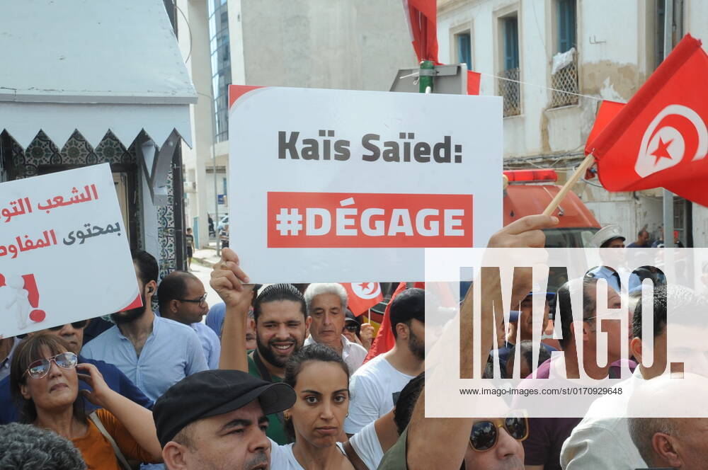 اللعبة انتهت.. "إرحل قيس سعيّد".. الآلاف في تونس يتظاهرون للمطالبة برحيل وعزل الرئيس من تدبير شؤون البلاد