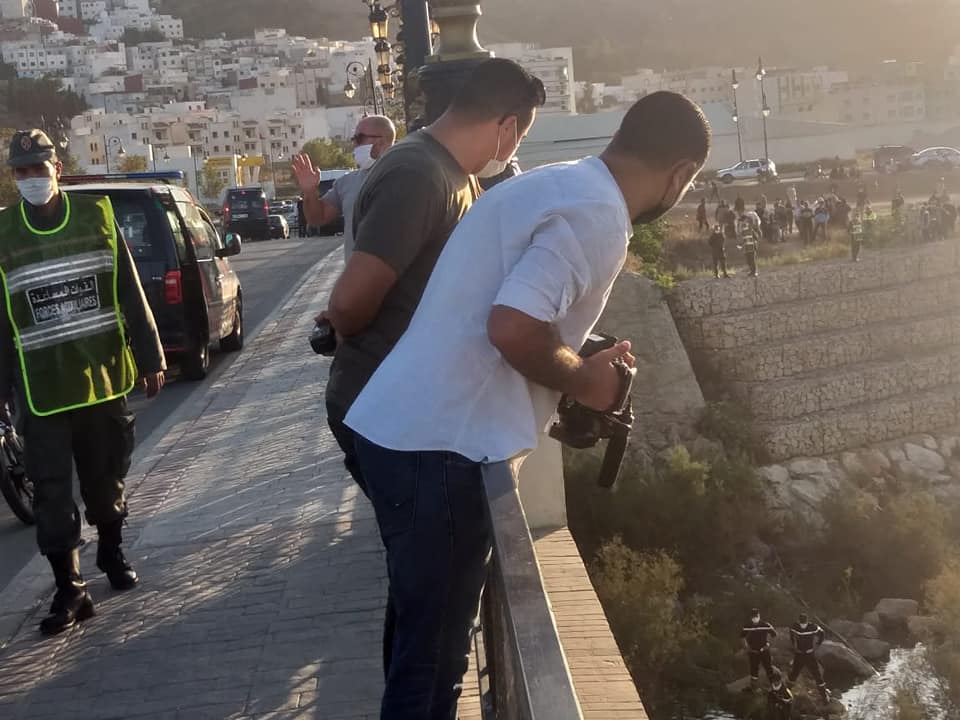  شاب يرمي نفسه من أعلى قوس باب العقلة بتطوان  