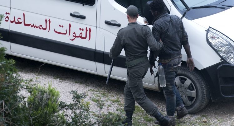  تفاديا لتكرار مأساة مليلية.. السلطات المغربية تُرحل مئات المهاجرين غير النظاميين من ضواحي سبتة 