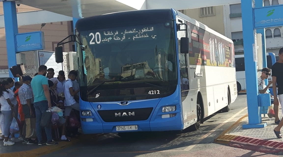 بنك أفريقيا وفيكتاليا يعممان خدمة الأداء عبر الهاتف في حافلات النقل بالناظور وآسفي