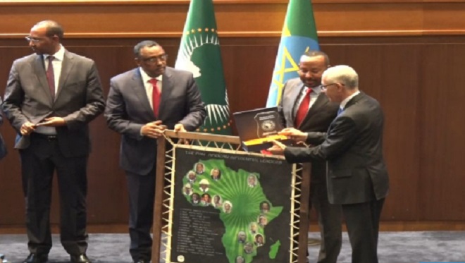 الطالبي العلمي يتسلم من رئيس وزراء إثيوبيا "جائزة إفريقية" مُنِحَت للملك الراحل الحسن الثاني نظير "دفاعه عن وحدة إفريقيا"