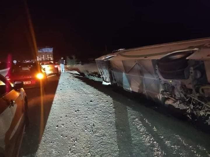 إصابة 20 لاعبا من فريق النادي القنيطري لكرة القدم إثر حادث انقلاب حافلتهم بمدخل مدينة سيدي بنور