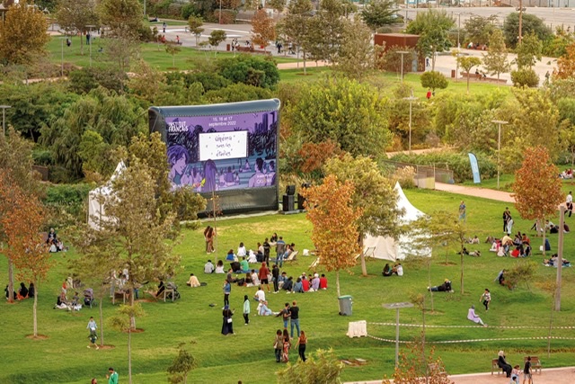  الدار البيضاء تجهز شاشات عملاقة ومنطقتين "Fan Zone" لمتابعة مباريات المنتخب الوطني في "المونديال" 